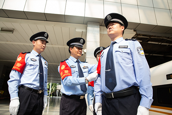 上海鐵警乘警支隊(duì)舉行紅袖標(biāo)佩戴儀式 加強(qiáng)一線執(zhí)勤標(biāo)志管理